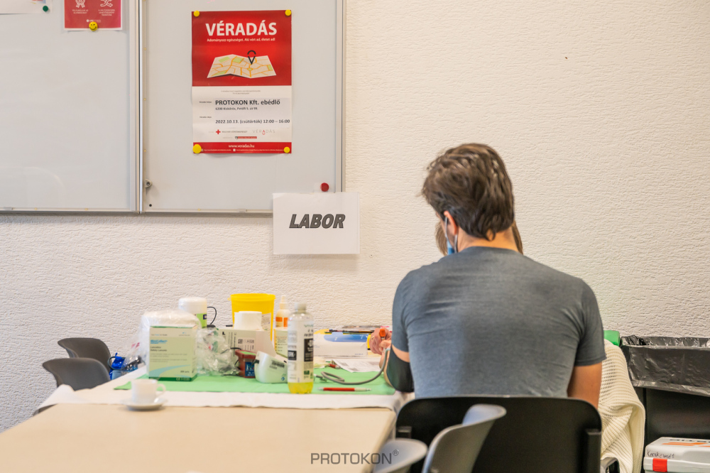 Évente 2 alkalommal – tavasszal és ősszel - szervezünk véradást a Protokon Kft. munkavállalói részére. Ilyenkor az étkező átalakul vérvételi ponttá, ahol a Vöröskereszt munkatársai segítségével minden bátor véradónk hős lehet, hiszen egy véradó egy véradással megmenthet 3 életet.